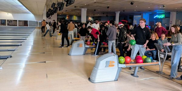 [Translate to français:] Blick in die Bowlinghalle