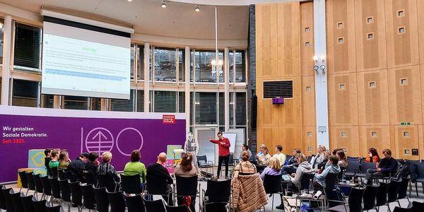 [Translate to français:] großer Saal mit Teilnehmern