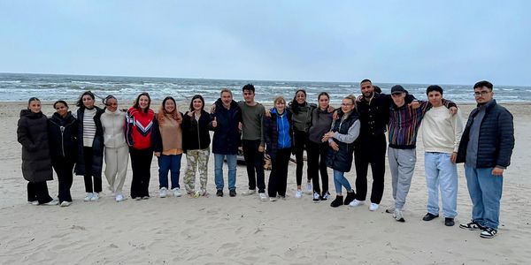 [Translate to français:] Schülergruppe am Strand